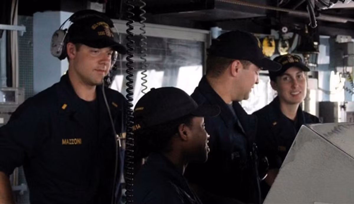 DDG-54 là tàu khu trục Aegis đầu tiên của Mỹ tiếp nhận nữ thủy thủ làm nhiệm vụ trên tàu.