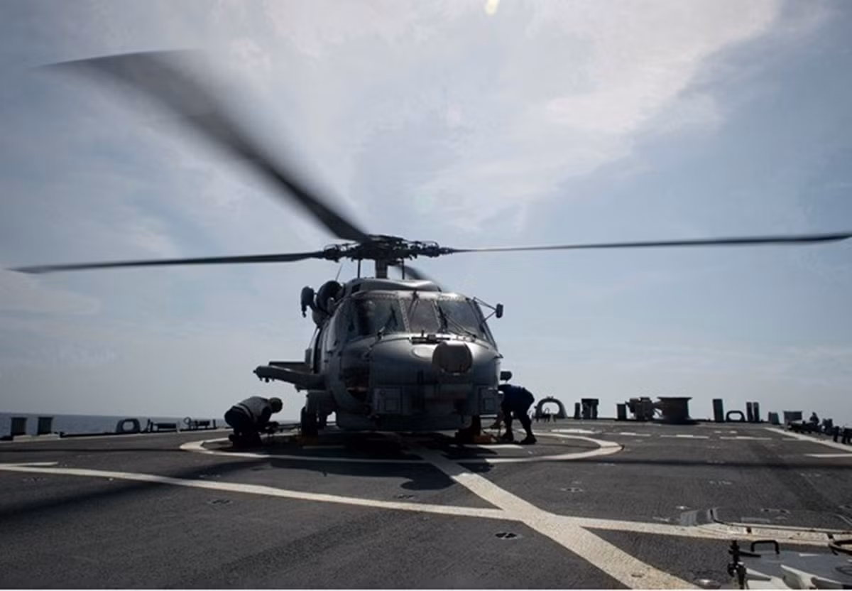Đuôi tàu có sàn đáp và nhà chứa cho trực thăng chống ngầm SH-60 Seahawk. Trực thăng có thể hoạt động ở bán kính 200 km quanh tàu mẹ.