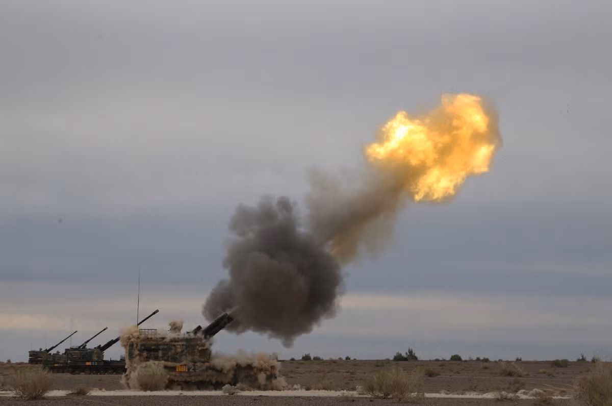 Với tầm bắn lên tới 53km, pháo tự hành PLZ-05 đã vượt qua “nguyên mẫu 2S19 Msta-S của Nga” vốn chỉ đạt tầm bắn 36km với đạn có trợ lực tăng tầm.