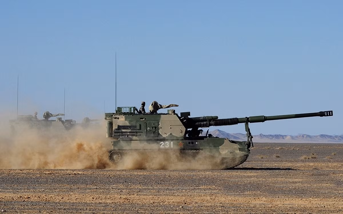 PLZ-05 thiết kế trên khung gầm bánh xích không rõ định danh, trang bị động cơ diesel của Đức có công suất 517 mã lực cho tốc độ cơ động 55km/h, tầm hoạt động 550km.