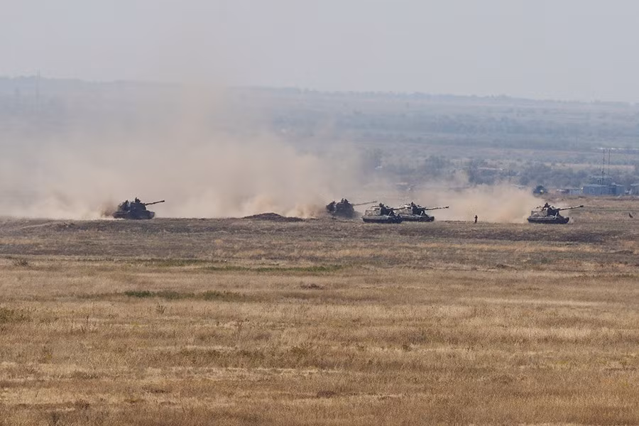 Khói bụi tung mù mịt.