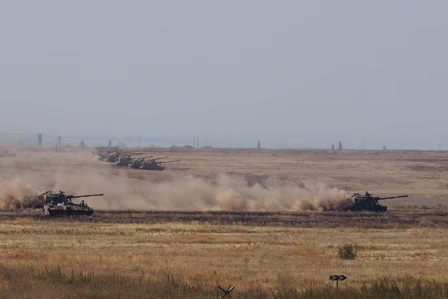 Các khẩu pháo tự hành xung kích 2S19 Msta-S ầm ầm xung trận như xe tăng.