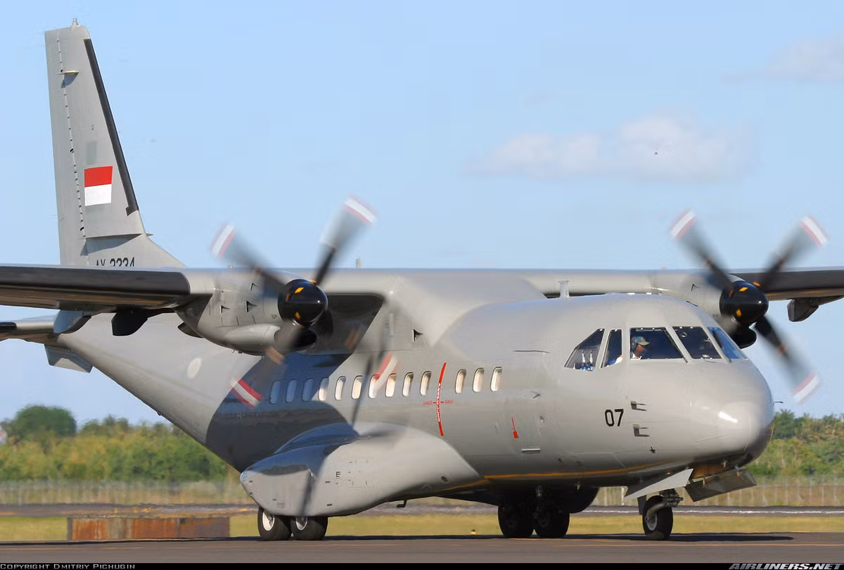 CN-235 là dòng máy bay vận tải hạng trung, hai động cơ do liên doanh Construcciones Aeronáuticas SA (CASA) của Tây Ban Nha và PT. Dirgantara Indonesia cùng hợp tác phát triển từ những năm 1980. Đến nay, 230 chiếc CN-235 đã được sản xuất và đưa vào sử dụng trên khắp thế giới, bay tổng cộng 500.000 giờ bay. Đơn giá một chiếc CN-235 vào khoảng 34 triệu USD.