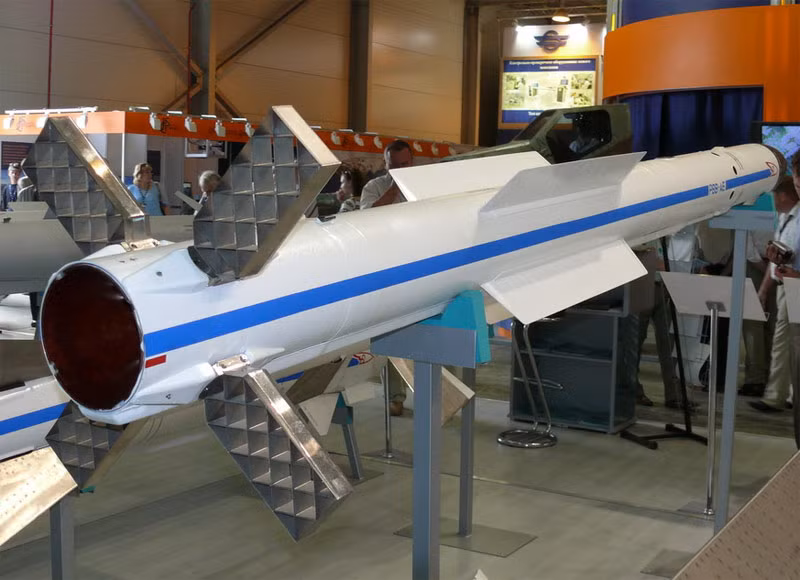 K-77M có tầm phóng ước tính 193km, sở hữu công nghệ đầu tự dẫn radar kiểu mới sẽ giúp Trung Quốc phát triển các thế hệ tên lửa tầm xa riêng của nước này.