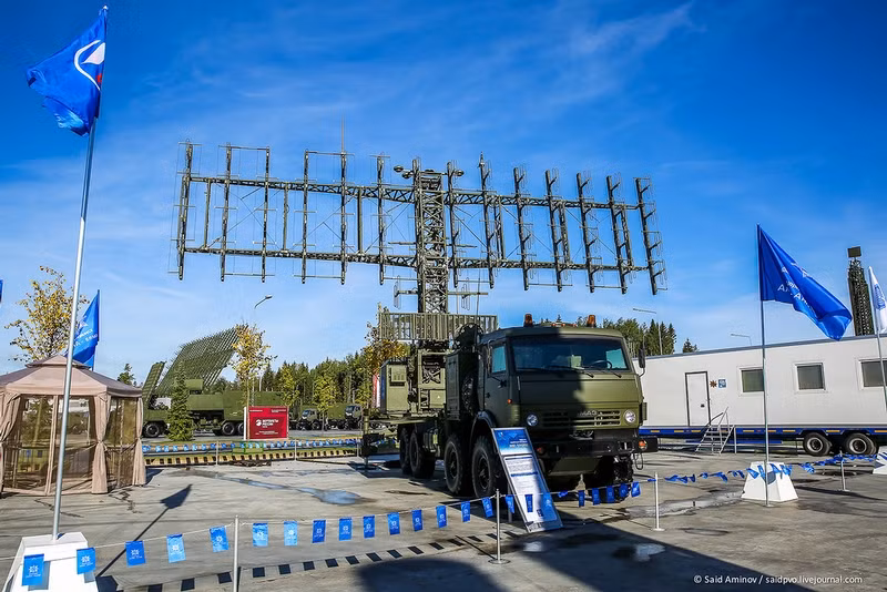 Đài radar nhìn vòng băng sóng mét 1L125 Niobium-SV được đánh giá là có thể bắt máy bay tàng hình. Nó có cự ly trinh sát từ 5 tới 500km, quét đủ 360 độ, có khả năng theo dõi cùng lúc không dưới 300 mục tiêu.