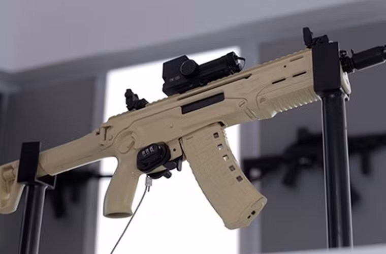  Súng trường tấn công Kalashnikov MA vừa mang những ưu điểm vốn có của dòng AKS-74U như tốc độ bắn nhanh, kích cỡ nhỏ gọn, tuy nhiên nó lại khắc phục được độ thiếu chính xác và tầm bắn ngắn của AKS-74U.