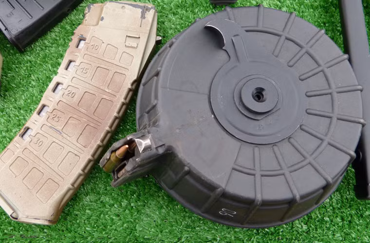 Súng Kalashnikov MA sử dụng cỡ đạn 5,45mm x 39mm, tốc độ bắn 850 phát/phút, sơ tốc đầu nòng đạt 750m/s, tầm bắn hiệu quả khoảng 300m. Súng có thể sử dụng được cả băng đạn cong 30 viên, và băng đạn trống 75 viên.