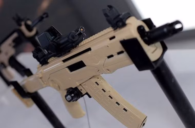 Trên thân súng sử dụng nhiều vật liệu polymer cao phân tử. Có thiết kế sẵn ray pincantiny để gắn những phụ kiện chiến đấu như kính ngắm, đèn pin chiếu sáng, đèn laser chỉ thị mục tiêu.