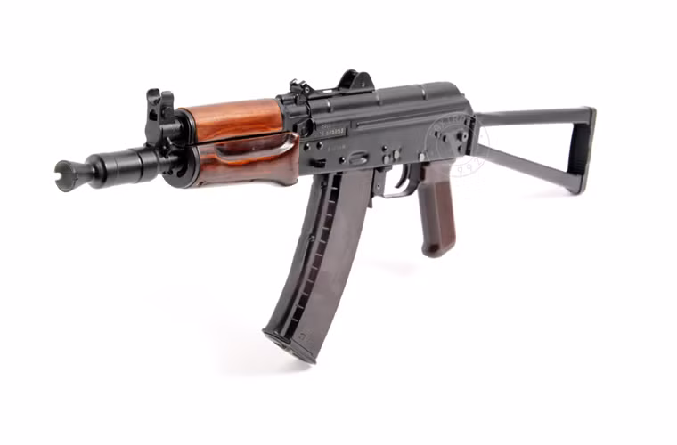 AKS-74U từng là một biểu tượng của vũ khí dòng AK, với tốc độ bắn nhanh cùng kiểu thiết kế gọn nhẹ, chúng là những vũ khí ưa thích của lính dù, lính tăng và lính đặc nhiệm. Nó cũng là vũ khí ưu thích của các lực lượng chấp pháp.