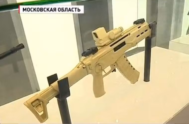 Súng sử dụng vật liệu polymer cao phân tử vừa có độ bền chắc chắn, vừa giảm được trọng lượng súng khi chỉ có cân nặng 2,9kg. Chiều dài khi rút báng là 750mm.