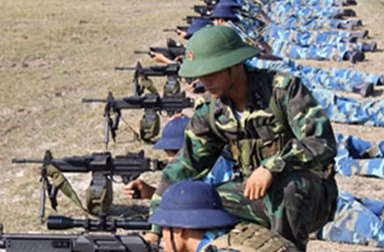 Súng có trọng lượng 7,39kg, chiều dài tổng thể 1.020 mm và 890 mm khi gập báng. Súng có thiết kế phần thân khá mỏng và được làm bằng thép để tăng độ chắn chắn.