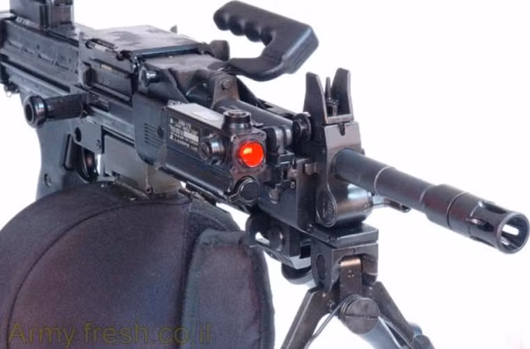 Nòng của của Negev có độ dài 460 mm, được rèn nguội từ thép tốt, mạ chrome bên trong để có tuổi thọ cao. Nòng có tỉ lệ xoắn 1:12 inch để phù hợp với loại đạn nhẹ M193. Súng sử dụng cỡ đạn 5,56mm x 45mm với tầm bắn hiệu quả đạt từ 300 - 1.000 m, sơ tốc đầu đạn lên tới 915 m/s.