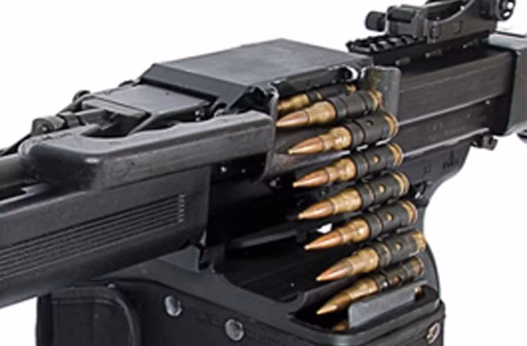 Súng có thiết kế kín để tránh bụi bẩn bám vào, trên khe tiếp đạn có một tấm lót với lò xo đẩy, giúp gạt bụi từ viên đạn tiếp vào trong buồng đạn. Điều này rất có lợi, khi làm cho súng hoạt động hiệu quả hơn và tầng suất bảo trì cũng cách xa hơn so với súng cùng loại.