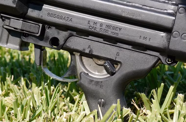 Súng có 3 chế độ bắn các với tốc độ khác nhau: Tốc độ bắn từ 850 - 1.150 viên/phút khi sử dụng hộp tiếp đạn STANAG hay của Galil; 850 - 1.150 viên/phút với dây đạn 150 viên. Súng máy Negev có 3 chế độ làm việc: “1” - thiết lập bắn ở điều kiện bình thường; “2” - thiết lập dành cho điều kiện thời tiết xấu; “3”- dành cho việc khởi động súng phóng lựu.