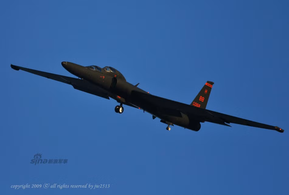 U-2 được trang bị một động cơ phản lực F118-101 cung cấp lực đẩy 84,5kN với tốc độ tối đa 805km/h, tốc độ bay hành trình 690km/h, tốc độ gần mặt đất là 130-140km/h, tầm bay lên tới 10.308km, trần bay tối đa 21,3km, có thể bay liên tục trên không 12 tiếng đồng hồ.