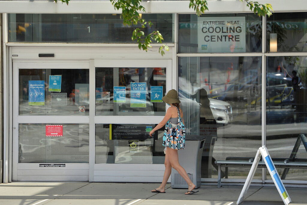 "Các khu vực phía tây Canada nóng hơn cả Dubai. Tôi muốn nói là điều này không thường thấy ở Canada", David Phillips, nhà khí hậu học thuộc Bộ Môi trường và Biến đổi khí hậu Canada, nói. Ảnh: Reuters.
