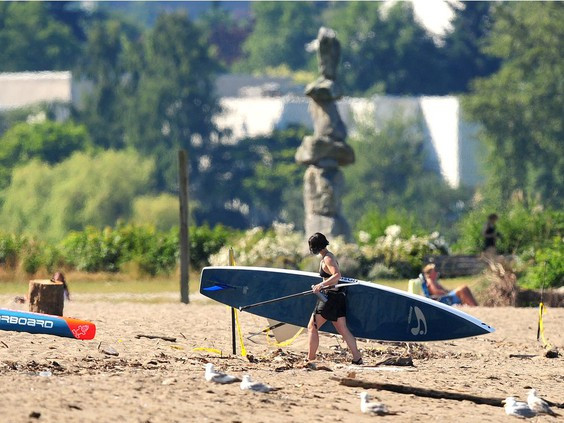 Giới chức Canada cảnh báo các tỉnh bang British Columbia, Alberta, cùng nhiều khu vực thuộc tỉnh bang Saskatchewan,...rằng "đợt nắng nóng lịch sử kéo dài và nguy hiểm sẽ tiếp diễn trong tuần này".