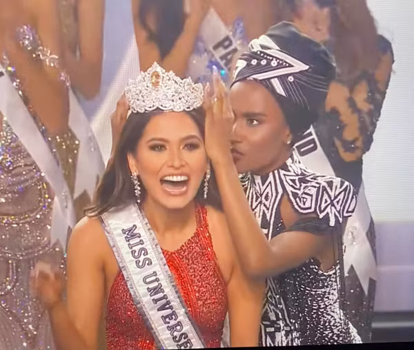 Tan Miss Universe, bi fan che gia gan bang me khi khoe anh chup chung-Hinh-4