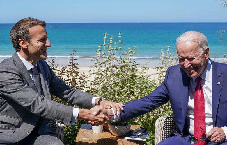 Nhìn chung, ông Biden đã có nhiều nỗ lực để tạo ra một bầu không khí mới trong G7 sau những năm “sóng gió” thời Tổng thống tiền nhiệm Donald Trump. Ảnh: Tổng thống Biden bắt tay Tổng thống Pháp Emmanuel Macron (trái).