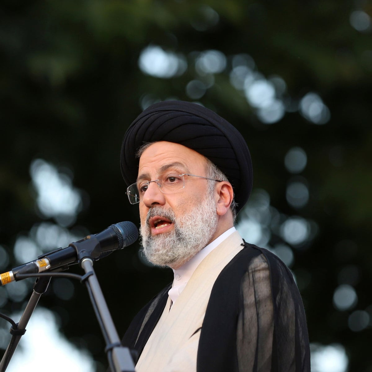 Ông Seyyed Ebrahim Raisi tranh cử tổng thống với khẩu hiệu “Chính quyền của dân, Iran hùng mạnh”, đồng thời cam kết giải quyết vấn nạn tham nhũng trong chính phủ nước này. Ảnh: Wikipedia.