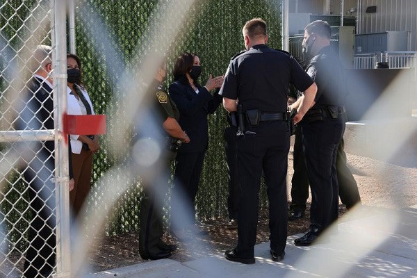 Ngày 25/6, Phó Tổng thống Kamala Harris lần đầu tiên thị sát khu vực biên giới phía Nam giữa Mỹ - Mexico. (Nguồn ảnh: Reuters)