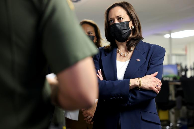 Nữ Phó Tổng thống Kamala Harris đeo khẩu trang trong chuyến thăm trung tâm El Paso gần biên giới Mỹ - Mexico ngày 25/6.