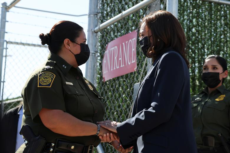 Phó Tổng thống Kamala Harris trao đổi với Gloria Chavez, người đứng đầu đơn vị tuần tra ở khu vực El Paso, ngày 25/6.