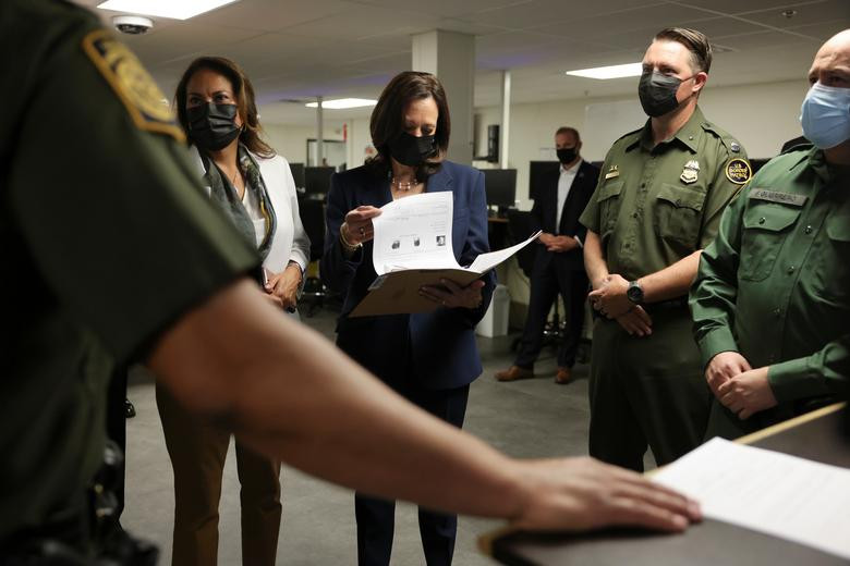 Trong chuyến thăm, Phó Tổng thống Kamala Harris kêu gọi chấm dứt việc dùng vấn đề nhập cư làm “vũ khí chính trị”.