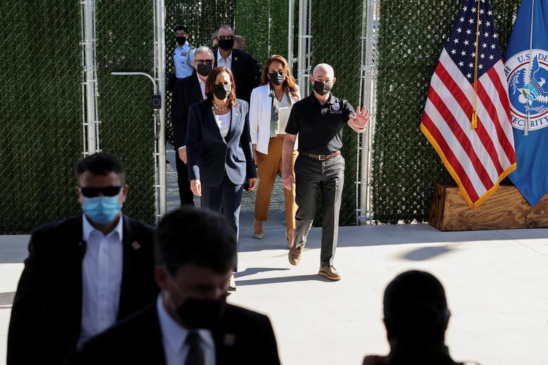 Đi cùng bà Harris trong chuyến thị sát lần này có Bộ trưởng An ninh Nội địa Mỹ Alejandro Mayorkas.