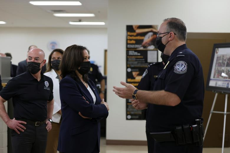 Phó Tổng thống Mỹ Harris đứng cạnh Bộ trưởng Alejandro Mayorkas khi bà trao đổi với một thành viên của lực lượng tuần tra biên giới Mỹ tại trung tâm El Paso ngày 26/6.