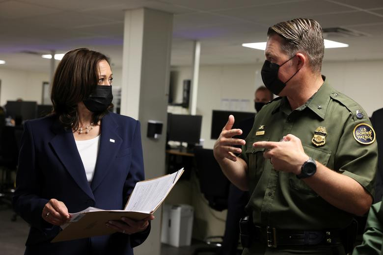 Trước đó, vào tháng 3/2021, Tổng thống Mỹ Joe Biden đã chỉ định bà Kamala Harris dẫn dắt những nỗ lực ngoại giao của Mỹ với Mexico và các nước thuộc tam giác phía bắc ở Trung Mỹ để ngăn dòng người di cư vào Mỹ. Ảnh: Bà Kamala trong chuyến thăm một trung tâm gần biên giới Mỹ và Mexico ngày 25/6.