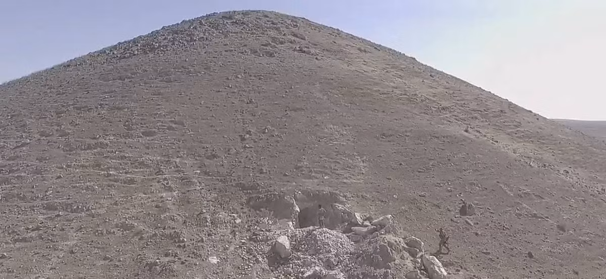 Trong khi một số nơi ẩn náu của chúng rất dễ phát hiện, nhiều nơi khác lại ẩn dưới lòng đất ở những khu vực bất kỳ.