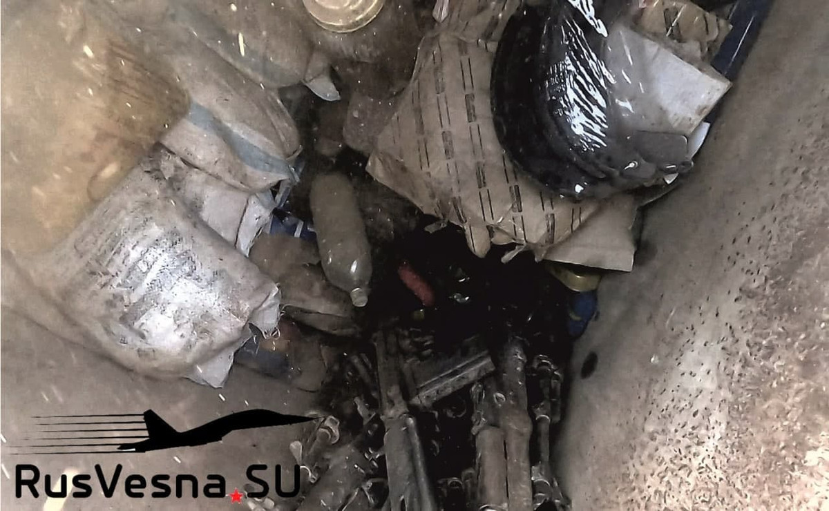 RusVesna cũng chia sẻ những bức ảnh cho thấy kho vũ khí và đạn dược gần đây đã bị Quân đội Syria và đồng minh thu giữ từ một nơi ẩn náu của IS ở miền trung Syria.