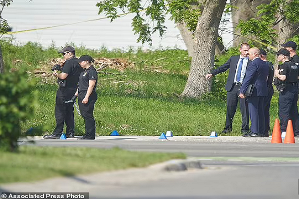 Khi đó, Nathaniel Veltman, 20 tuổi, đã điều khiển ôtô đâm vào các thành viên trong một gia đình Hồi giáo khi họ đang đi dạo. Ảnh: Cảnh sát, nhà điều tra xem xét hiện trường vụ đâm xe.