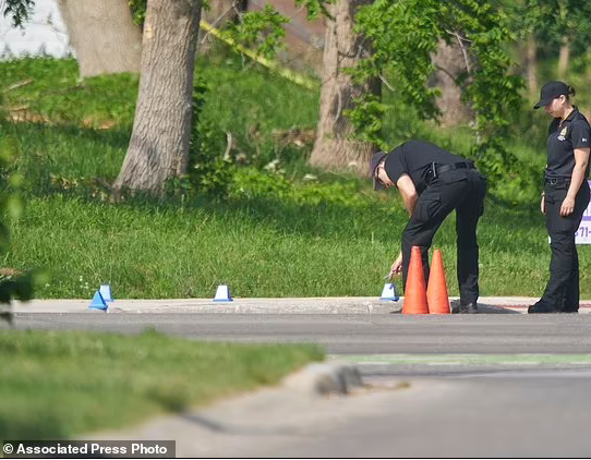 Nathaniel Veltman đã bị bắt giữ tại bãi đỗ xe ở trung tâm thương mại gần đó.