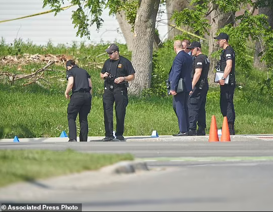 Nghi phạm Nathaniel Veltman đang phải đối mặt với 4 tội danh giết người cấp độ 1 và một tội danh cố ý giết người. Nhà chức trách hiện đang cân nhắc liệu có bổ sung thêm tội danh khủng bố hay không.