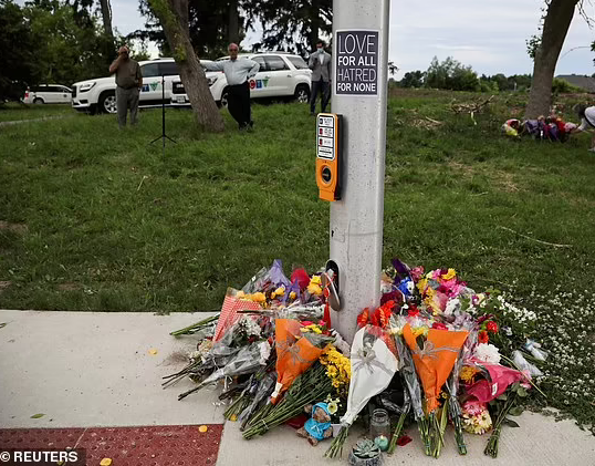 Người dân đặt hoa tưởng niệm các nạn nhân vụ đâm xe trong.