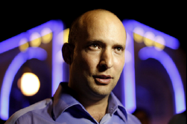 Ông phục vụ trong Lực lượng Phòng vệ Israel (IDF) trong khoảng thời gian từ năm 1990 đến 1996, từng là lính biệt kích của lực lượng đặc nhiệm Israel, tham gia nhiều chiến dịch quân sự trước khi trở thành một doanh nhân phần mềm. Ông có bằng luật của trường Đại học Hebrew ở Jerusalem. Ảnh: Reuters.