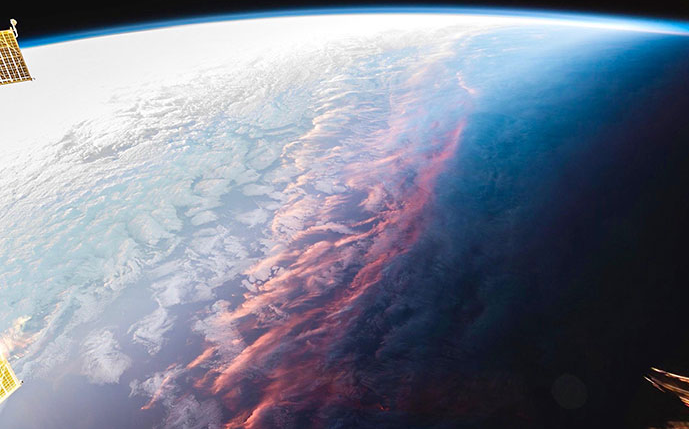 Cảnh hoàng hôn nhìn từ vũ trụ.