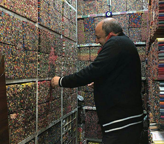 Cửa hàng bút chì này ở Tehran, Iran.