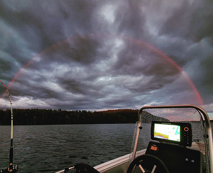 "Cầu vồng đỏ tôi thấy vào lúc nửa đêm ở Phần Lan" - người chụp khoảnh khắc đặc biệt này viết.