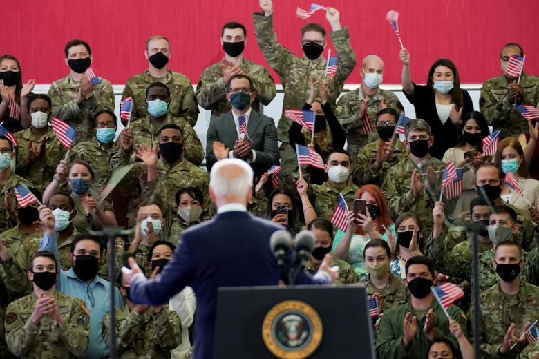 Nhà lãnh đạo Mỹ phát biểu trước các thành viên của Không quân Mỹ và người thân của họ tại căn cứ RAF Mildenhall, gần Mildenhall, Anh, ngày 9/6.