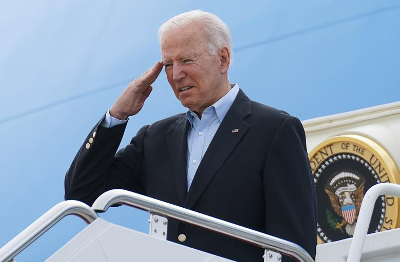 Tổng thống Biden chào khi lên chiếc Không lực Một ở căn cứ Andrews để khởi thành tới Anh hôm 9/6.