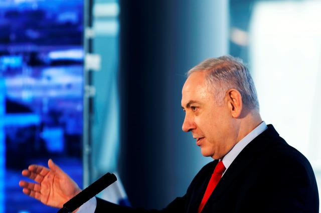 Với tư cách là Bộ trưởng Tài chính, ông Netanyahu đã khởi xướng những cải cách lớn của nền kinh tế Israel và được các nhà bình luận cho rằng đã giúp cải thiện đáng kể hoạt động kinh tế của nước này. Netanyahu sau đó xung đột với Thủ tướng Sharon, cuối cùng từ chức vì những bất đồng liên quan đến "kế hoạch Gaza". Ảnh: Reuters.