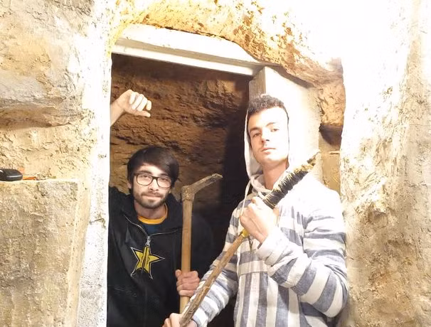 Được biết, Canto đã nhờ người bạn thân nhất, Andrieu, hỗ trợ để xây dựng công trình này.