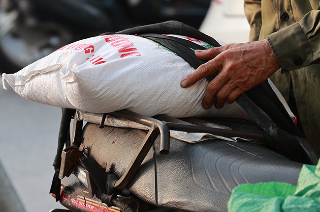 Chu quan ngan phat gao, tien cho nguoi ngheo bi anh huong vi dich COVID-19-Hinh-8