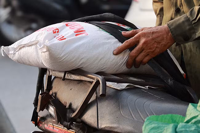 Chu quan ngan phat gao, tien cho nguoi ngheo bi anh huong vi dich COVID-19-Hinh-8