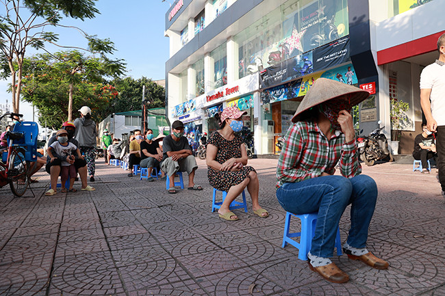 Chu quan ngan phat gao, tien cho nguoi ngheo bi anh huong vi dich COVID-19-Hinh-2