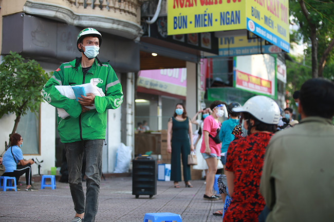 Chu quan ngan phat gao, tien cho nguoi ngheo bi anh huong vi dich COVID-19-Hinh-10