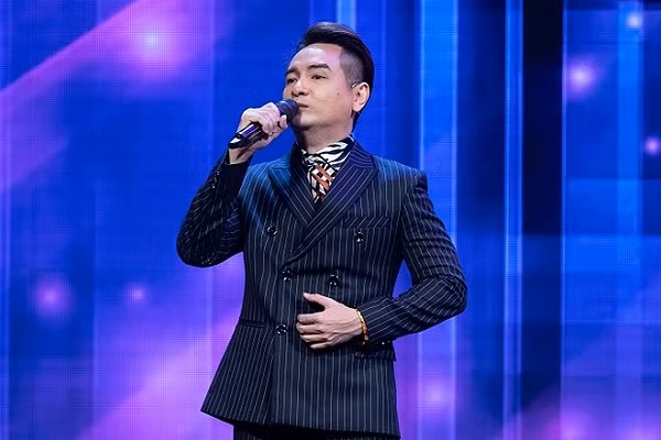 Ca si Viet Quang nhap vien vi viem phoi nang